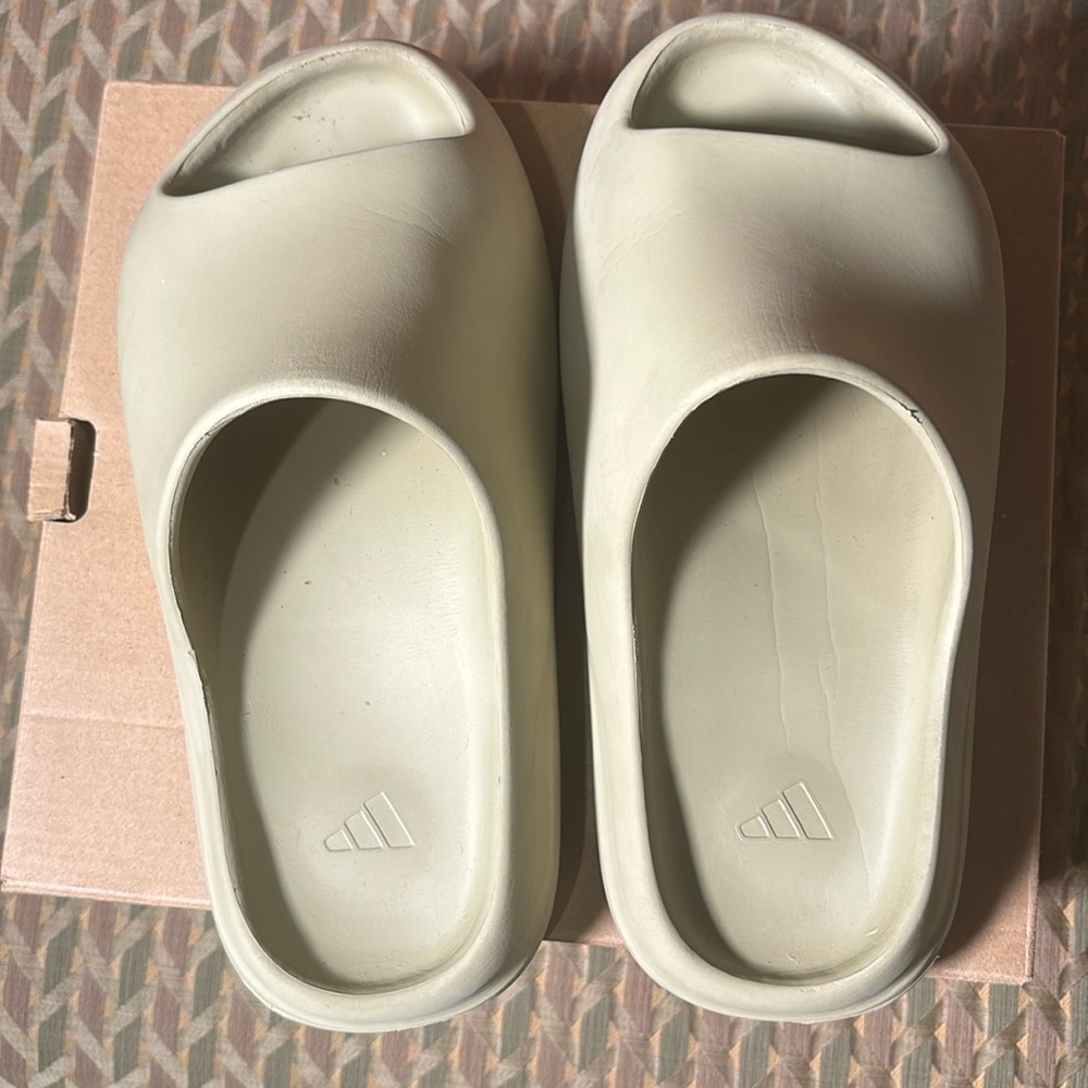 YEEZY SLIDES